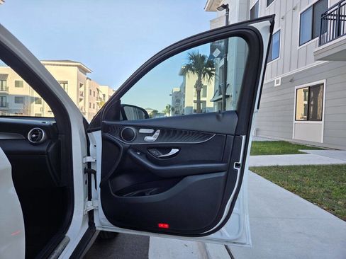 Used 2018 Mercedes-Benz GLC 300 w/ Premium Package image 37