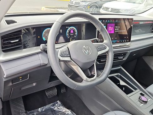 Certified 2025 Volkswagen Tiguan SE w/ Panoramic Sunroof Package image 24