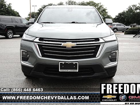 Used 2023 Chevrolet Traverse LT FWD image 2