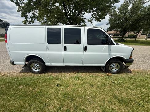 Used 2017 Chevrolet Express 3500 RWD image 4