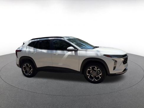 Used 2025 Chevrolet Trax LT image 2