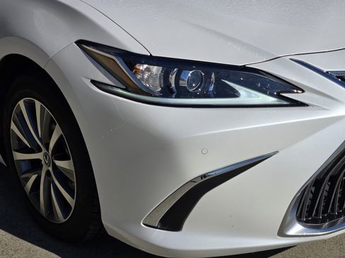 Used 2020 Lexus ES 300h w/ Premium Package image 13