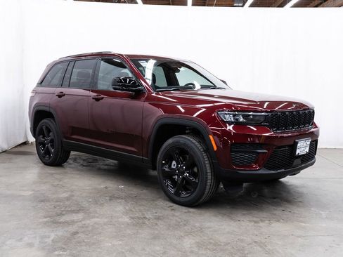 New 2025 Jeep Grand Cherokee 4WD image 1