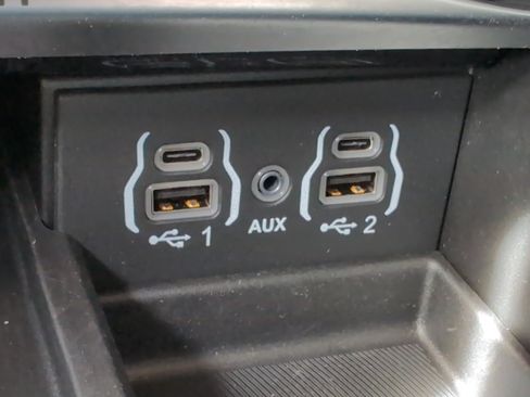 Used 2023 Chrysler Pacifica Limited FWD image 40