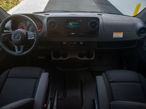 Used 2024 Mercedes-Benz Sprinter 2500 image 27