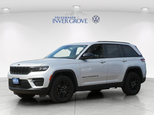 Used 2024 Jeep Grand Cherokee Altitude AWD/4WD image 3