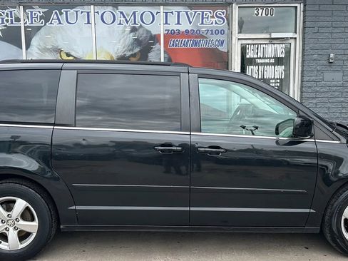 Used 2011 Volkswagen Routan SE FWD image 2