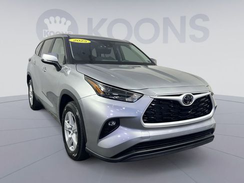 Used 2025 Toyota Highlander LE image 10