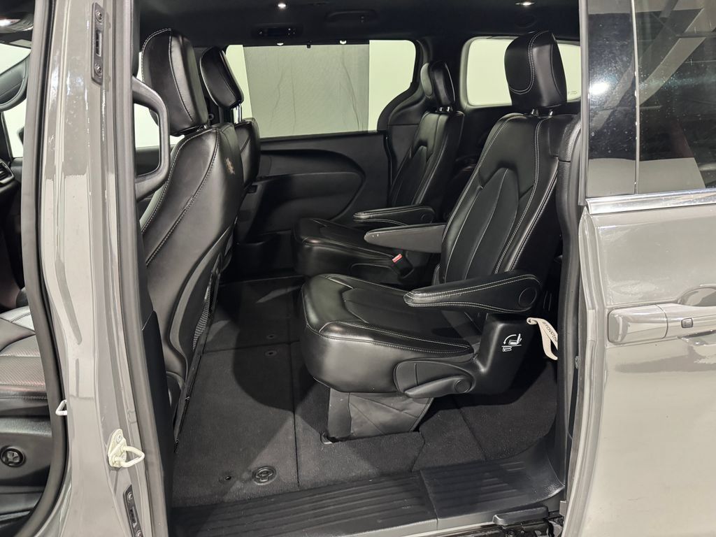 Used 2025 Chrysler Pacifica Select FWD image 19