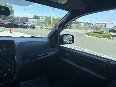 Used 2017 Dodge Grand Caravan SE FWD image 60