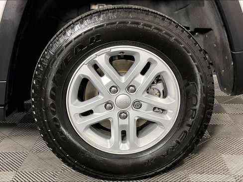 Used 2023 Jeep Grand Cherokee Laredo image 11