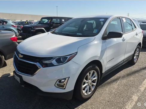 Used 2018 Chevrolet Equinox LS image 1