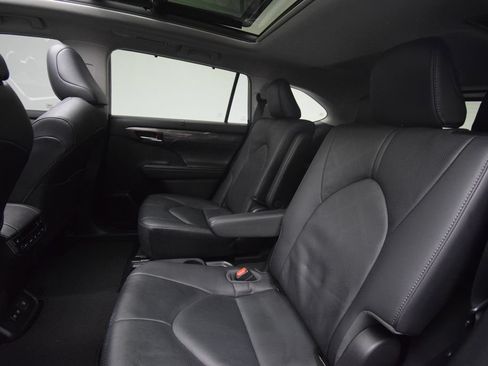 Used 2020 Toyota Highlander Platinum AWD/4WD image 25