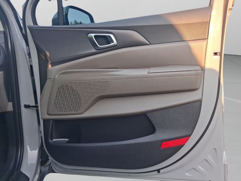 Used 2025 Kia Carnival EX FWD image 31