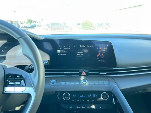 Used 2025 Hyundai Elantra SEL image 21