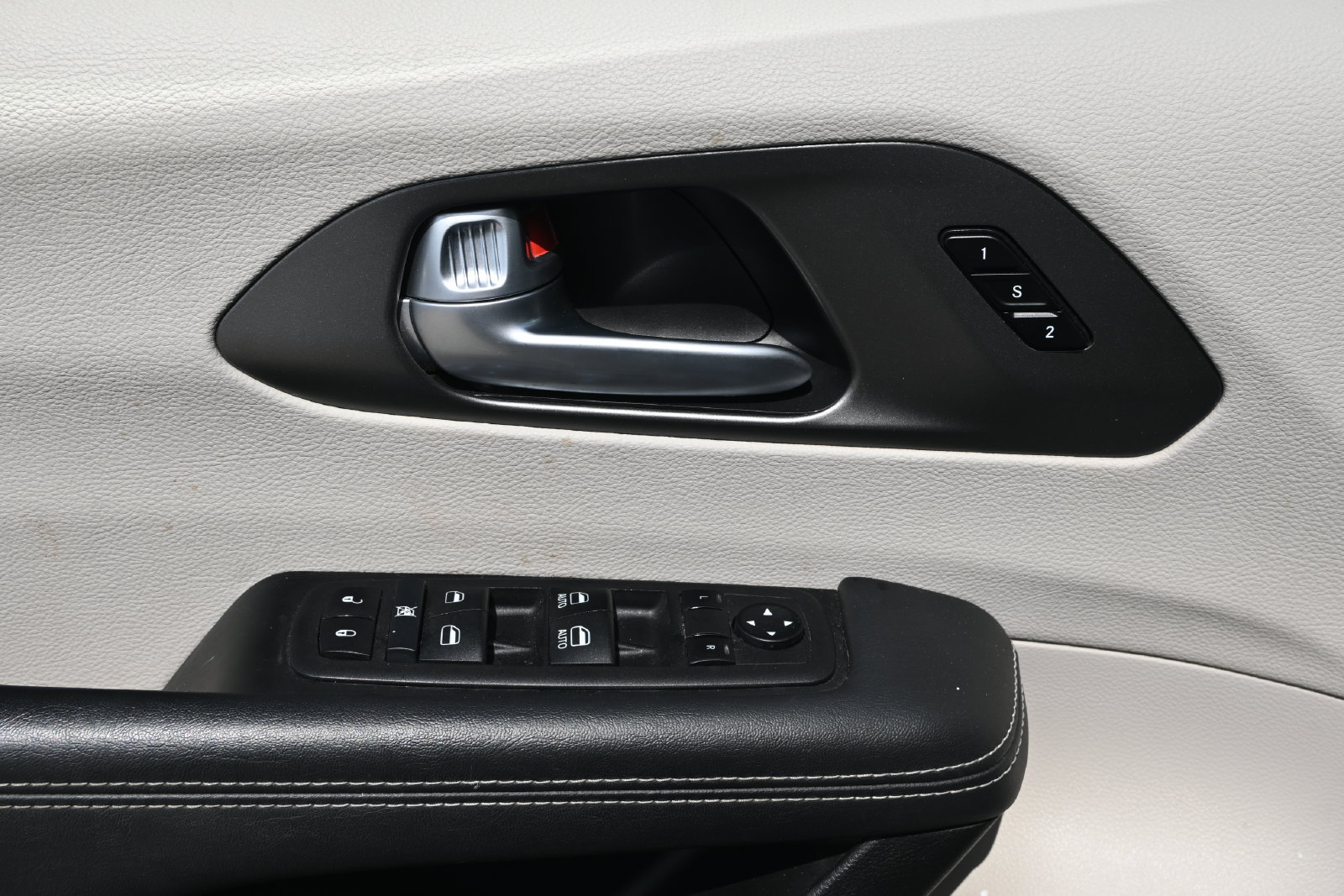 Used 2024 Chrysler Pacifica Touring-L FWD image 10