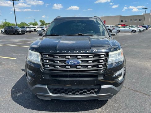 Used 2017 Ford Explorer XLT w/ Equipment Group 202A image 4