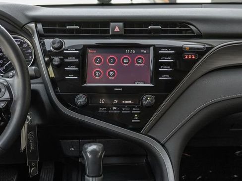 Used 2020 Toyota Camry SE FWD image 8
