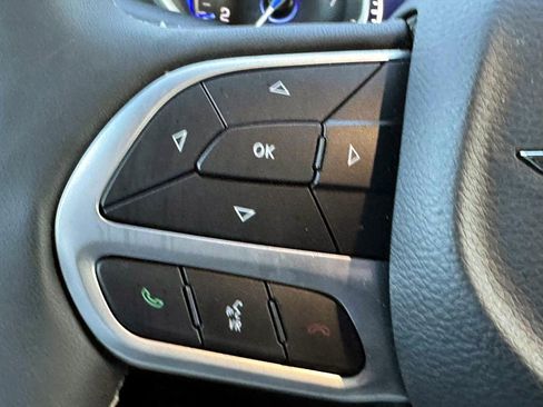 Certified 2025 Chrysler Pacifica Select image 19