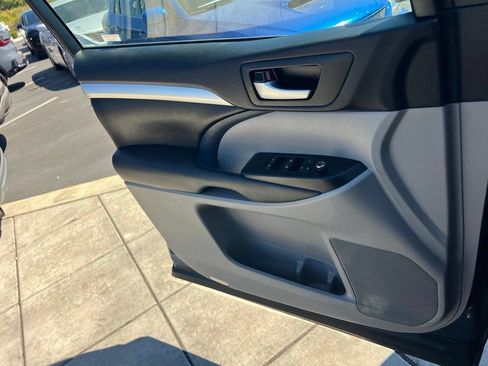 Used 2017 Toyota Highlander XLE AWD/4WD image 17