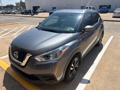 Used 2019 Nissan Kicks SV FWD image 3