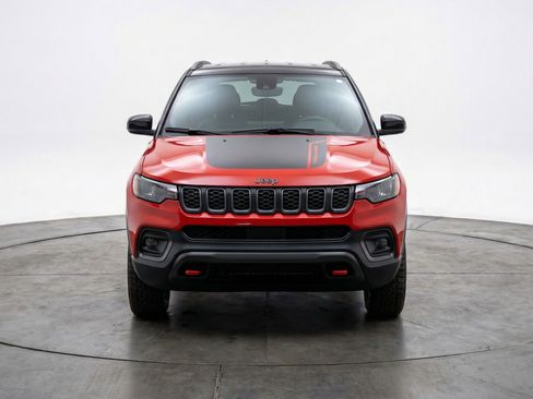 Used 2025 Jeep Compass Trailhawk AWD/4WD image 2