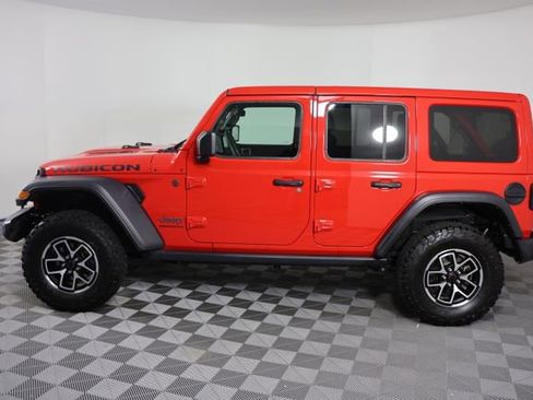Used 2025 Jeep Wrangler Unlimited Rubicon w/ Convenience Group AWD/4WD image 5
