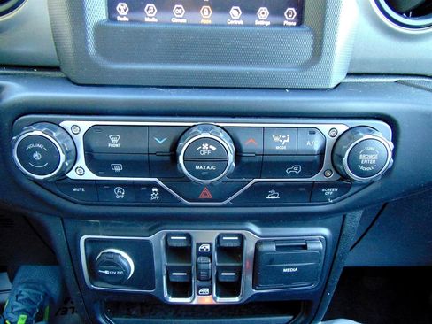 Used 2023 Jeep Gladiator Sport image 21