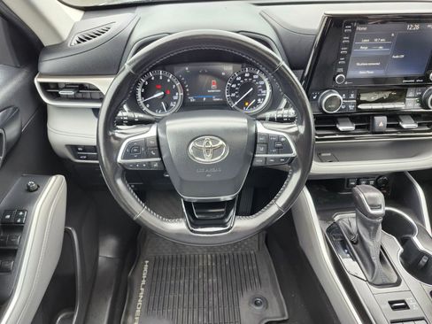 Used 2021 Toyota Highlander XLE AWD/4WD image 13