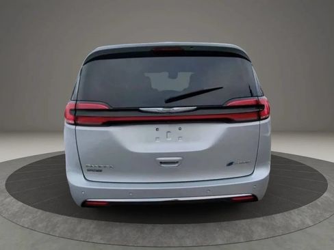 Used 2023 Chrysler Pacifica Touring-L FWD image 4