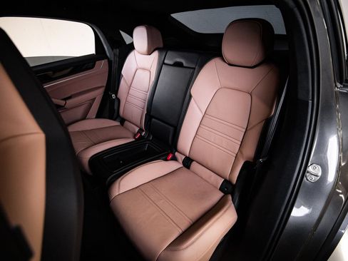 Certified 2024 Porsche Cayenne Turbo AWD/4WD image 25