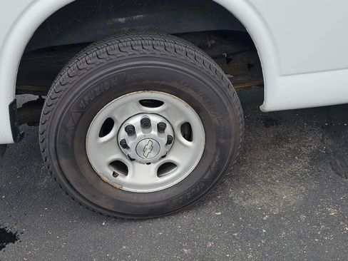 Used 2018 Chevrolet Express 2500 Extended RWD image 8