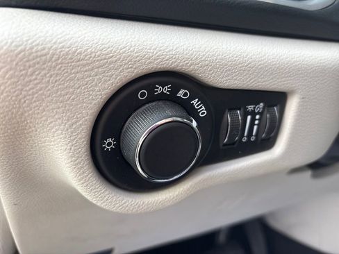 Used 2017 Chrysler Pacifica Touring image 30