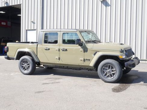Used 2025 Jeep Gladiator Sport AWD/4WD image 4