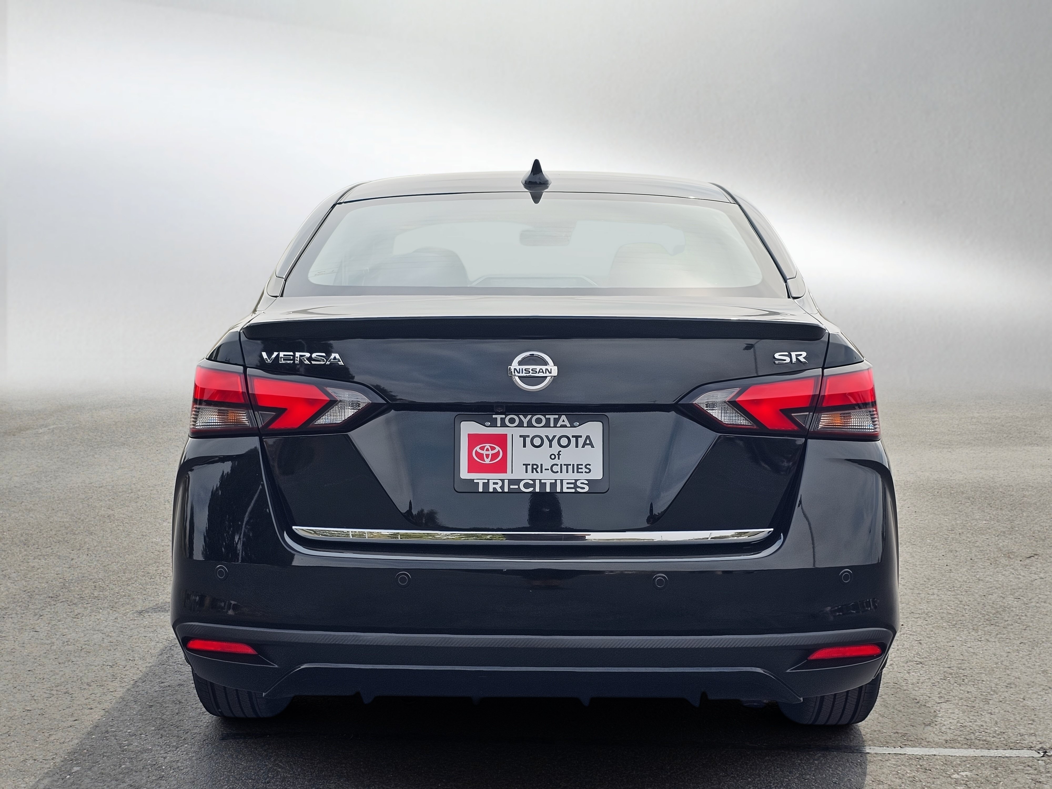 Used 2020 Nissan Versa SR FWD image 4