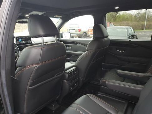 Used 2025 Honda Pilot TrailSport image 11