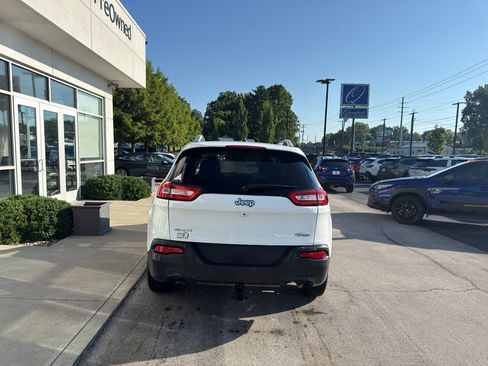 Used 2016 Jeep Cherokee Latitude w/ Cold Weather Group AWD/4WD image 4