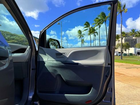 Used 2019 Toyota Sienna L image 16
