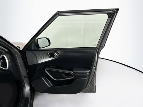 Used 2025 Kia Soul LX w/ LX Technology Package image 29
