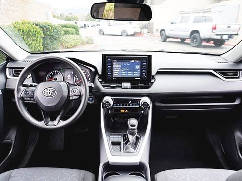 Used 2021 Toyota RAV4 XLE image 18