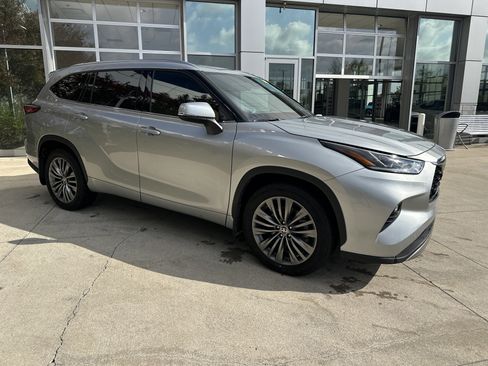 Used 2021 Toyota Highlander Platinum image 2