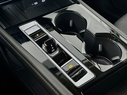 Used 2025 Volkswagen Atlas SE image 16