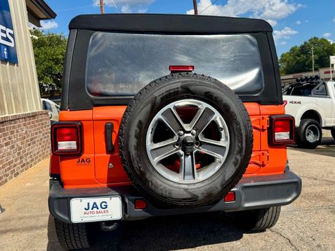 Used 2018 Jeep Wrangler Unlimited Sahara AWD/4WD image 12