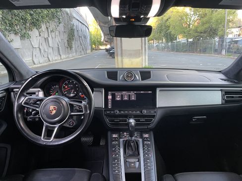 Used 2020 Porsche Macan Turbo image 5
