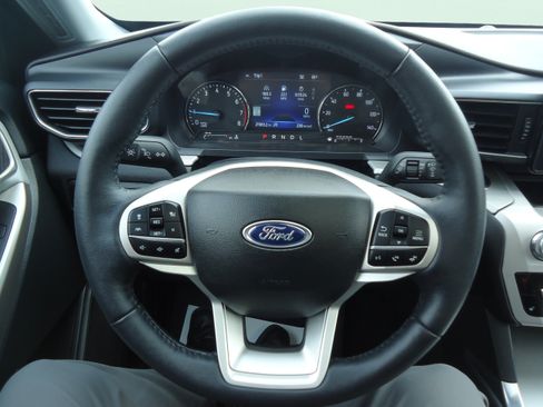Used 2023 Ford Explorer XLT w/ Equipment Group 202A AWD/4WD image 13