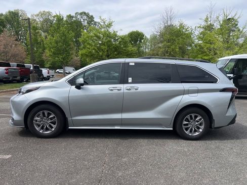 Used 2025 Toyota Sienna XLE image 3