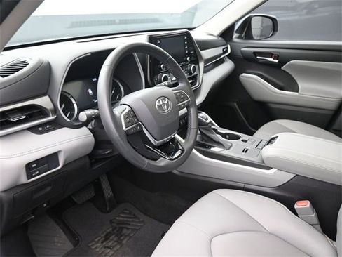 Used 2021 Toyota Highlander XLE image 18