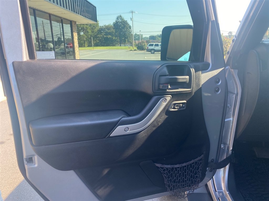 Used 2015 Jeep Wrangler Unlimited Sahara w/ Connectivity Group AWD/4WD image 8
