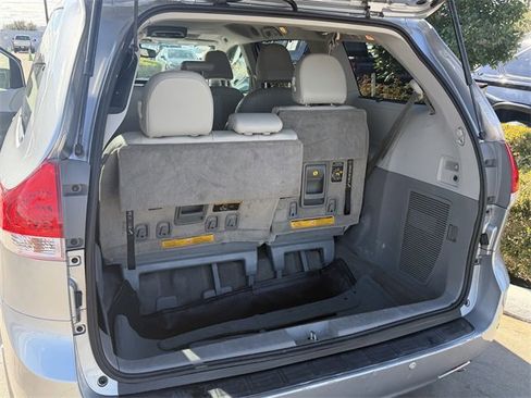 Used 2012 Toyota Sienna XLE image 25