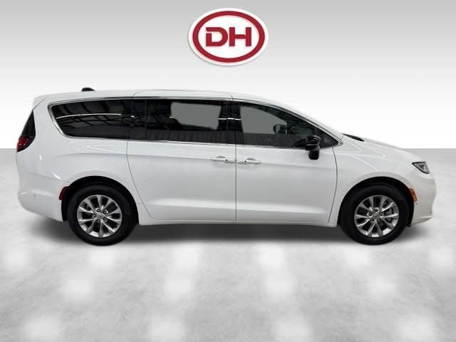 Used 2025 Chrysler Pacifica Select AWD/4WD image 2